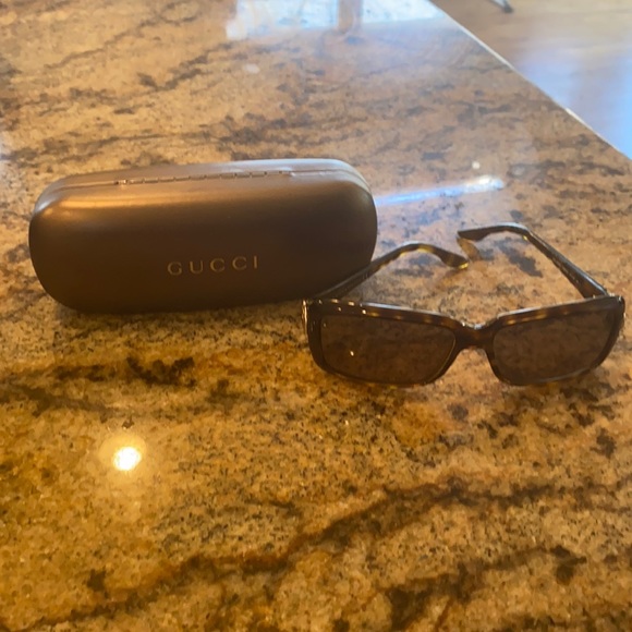 Gucci sunglasses with case - Picture 1 of 13